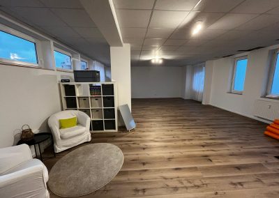 Blick in den geräumigen Kursraum.