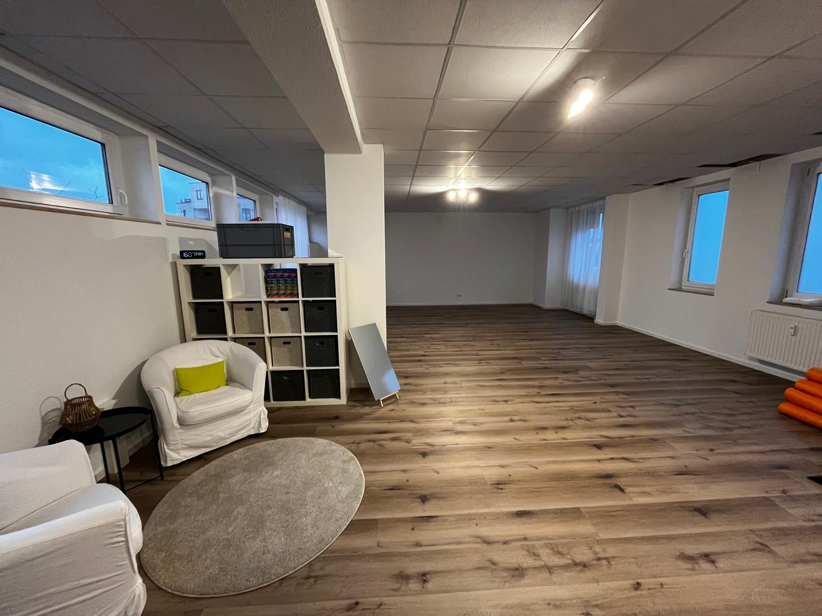 Blick in den geräumigen Kursraum.