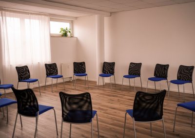 Gemütliche Bestuhlung mit Konferenzstühlen für bis zu 18 Personen