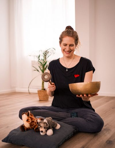 Die Kursleitung Dania mit einer Klangschale für die Musikkurse.