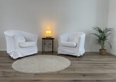 Blick auf die gemütliche Sitzecke für Beratungssituationen.