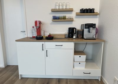 Blick auf die voll ausgestattete Teeküche.