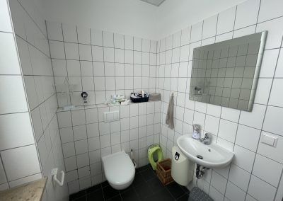 Blick ins Badezimmer.